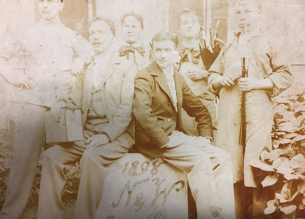 Sepiafoto uit 1898 van de eerste medewerkers van E. Fischer & Cie