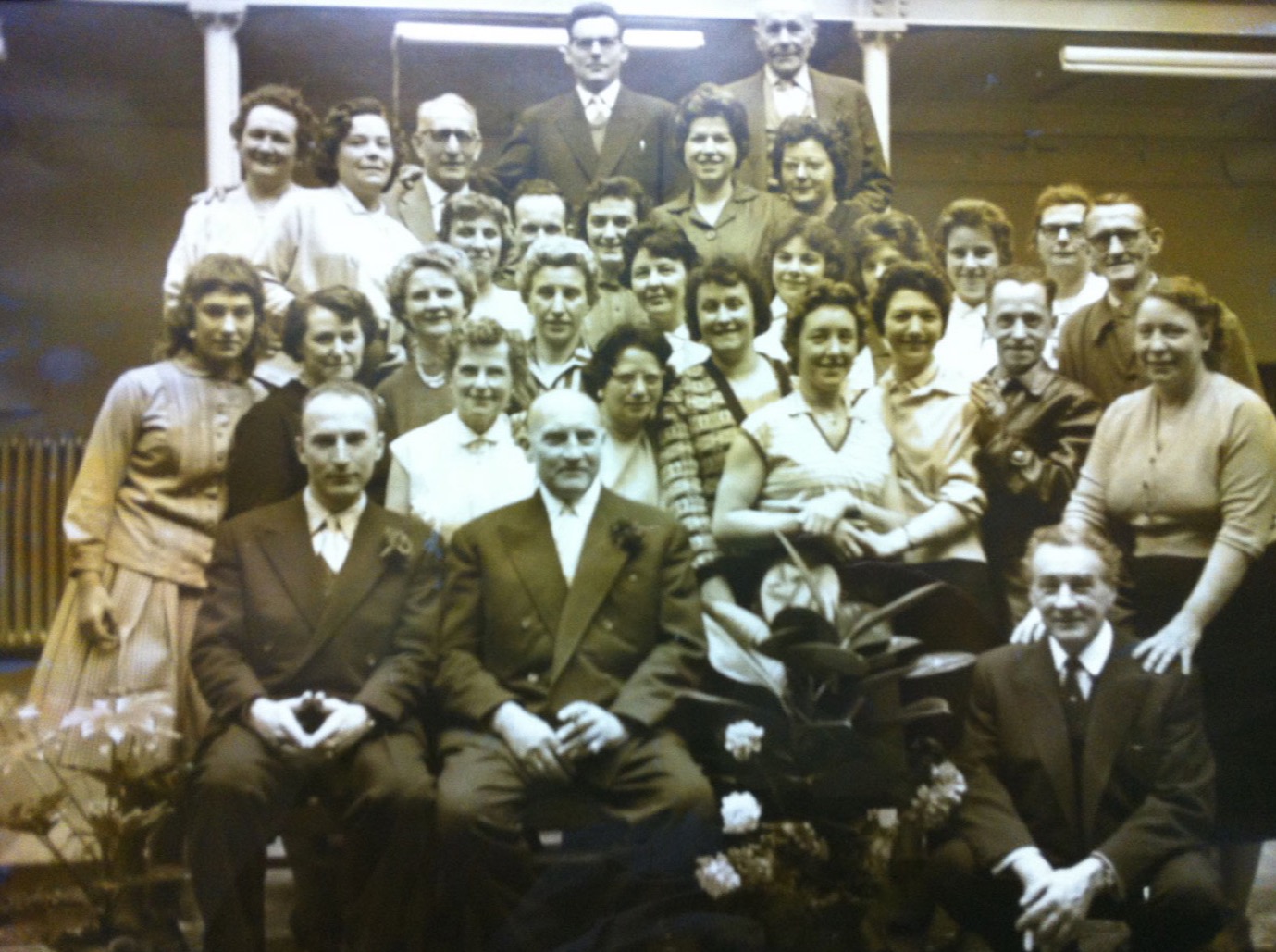Groepsfoto van het personeel in 1960